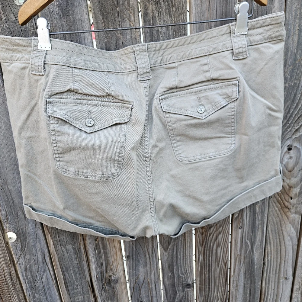 Torrid Women's Tan Shorts Size 18 - Picture 10 of 16